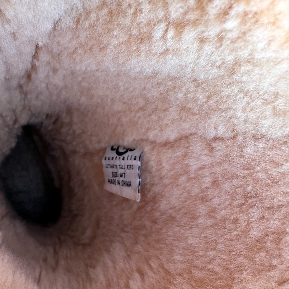 Cozy Ugg Boots: well crafted and comfortable. Please do look at pictures! - Picture 4 of 9